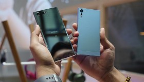 Smartphone mặt lưng kính hay vỏ kim loại? Chất liệu nào tốt hơn?