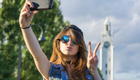 Bạn đã biết – Giơ hai ngón tay khi chụp hình sẽ khiến điện thoại bị hack đấy!