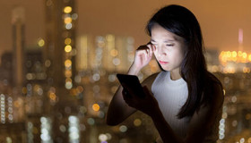 Cách bảo vệ mắt khi dùng điện thoại