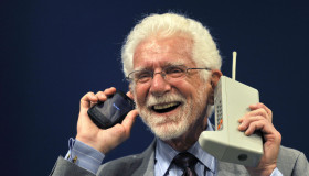 Bạn còn nhớ chiếc điện thoại đầu tiên bạn sử dụng là loại nào không?