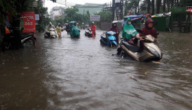 Mẹo quan trọng ai cũng phải biết khi đi qua đoạn đường ngập nước