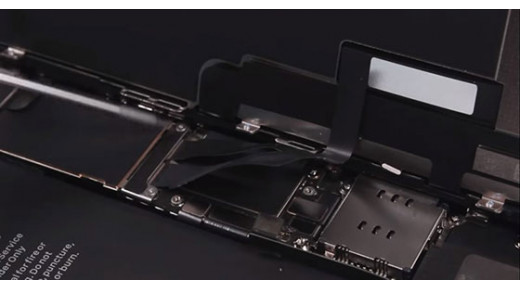 Mổ bụng iPhone XR: Pin chữ nhật dung lượng 2942 mAh