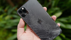 Sốc với thiết bị bắn laser giúp giảm chi phí thay mặt lưng iPhone 11 bị vỡ