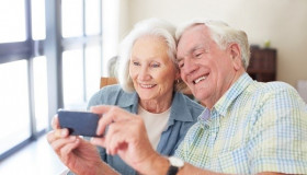 Những tiêu chí mua smartphone cho người lớn tuổi bạn nên biết