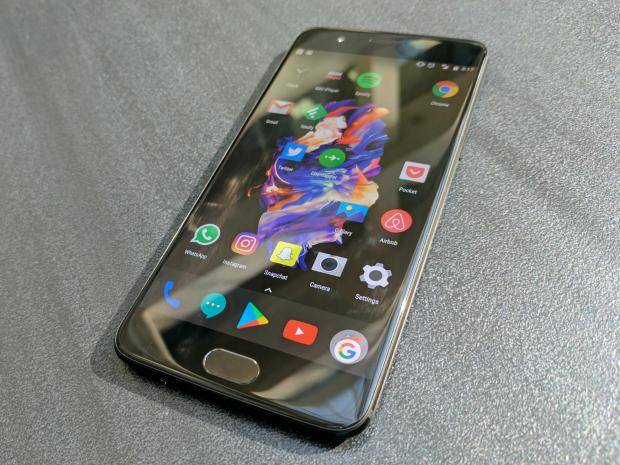 Samsung Galaxy S8 doi dau OnePlus 5 Ai moi la Ong Vua Cua Android hinh 3