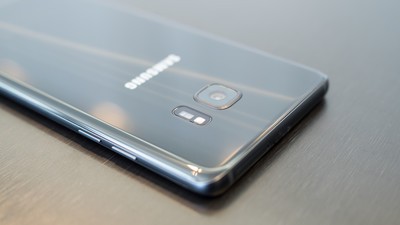 Samsung Galaxy S8 doi dau OnePlus 5 Ai moi la Ong Vua Cua Android hinh 6