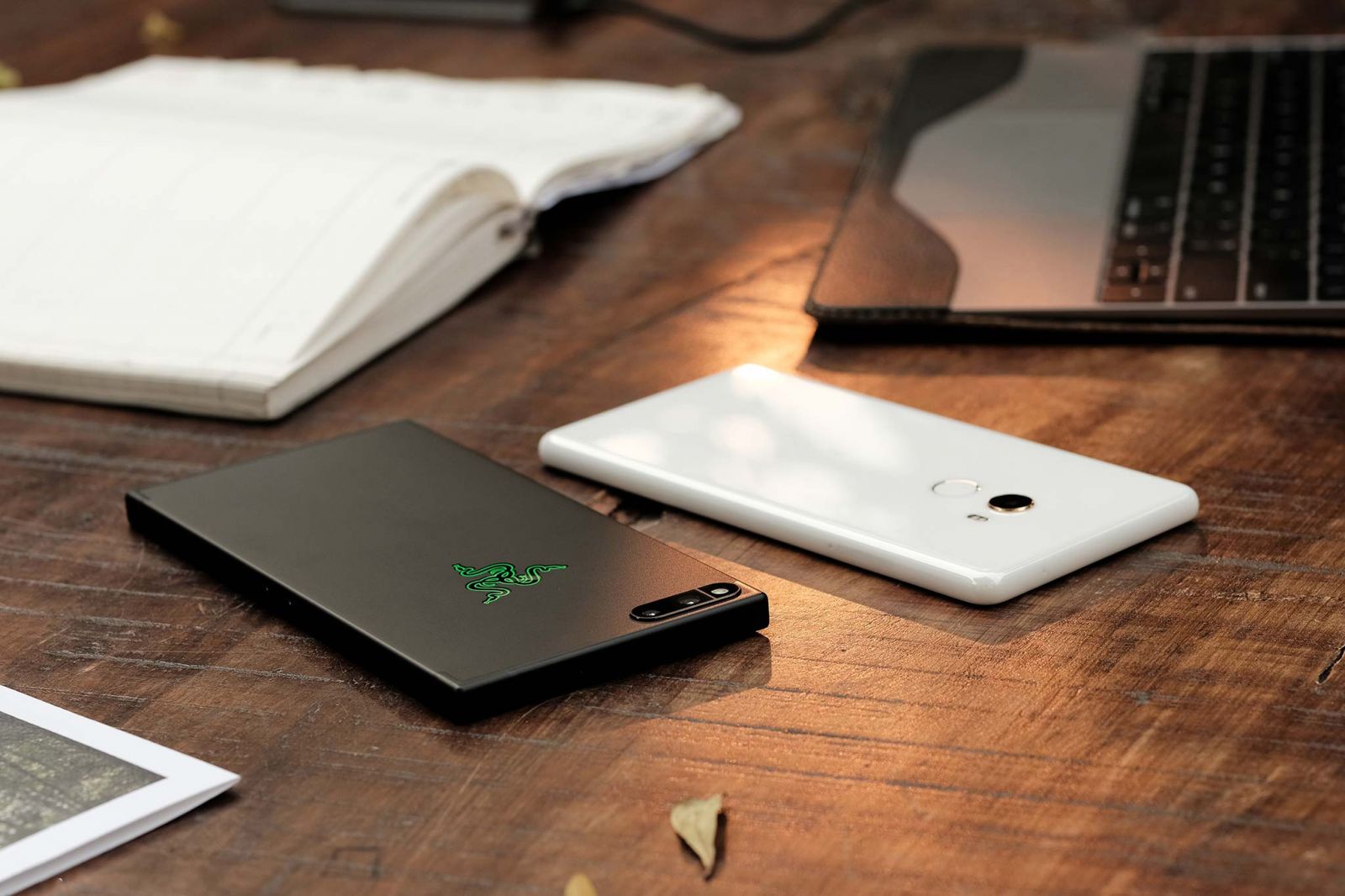 Thiết kế - Xiaomi Mi Mix 2 “quý phái” và Razer Phone “hoang dã” xiaomi mi mix 2 va razer phone hinh anh 2