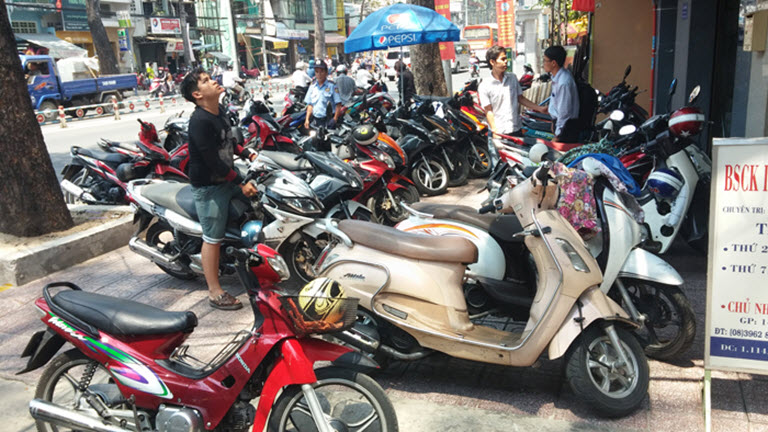 Khách hàng đến sửa chữa và bảo hành iPhone - iPad tại 24hStore iphone ipad se duoc sua chua va bao hanh vinh vien tai 24hstore hinh anh 3