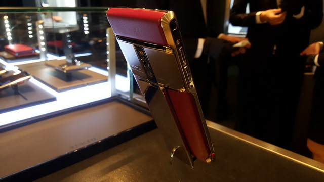 dien thoai cuoi cung cua vertu co gia bao nhieu