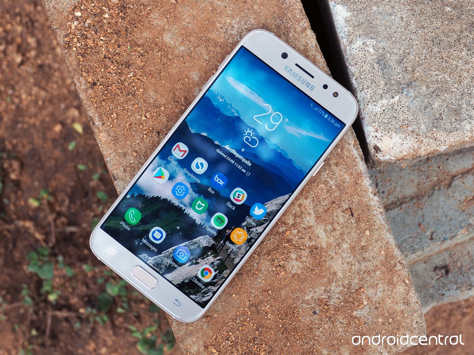 voi muc tien duoi 6 trieu nen mua iphone 6 hay galaxy j7 pro