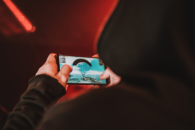 sau black mot smartphone danh cho game khac cung xuat hien voi thiet ke cuc dinh