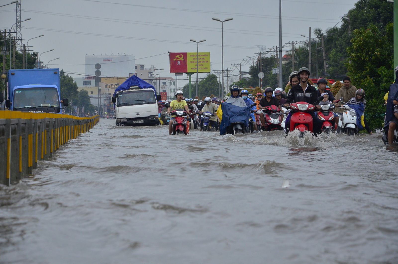 meo quan trong ai cũng phai biet khi di qua doan duong ngap nuoc