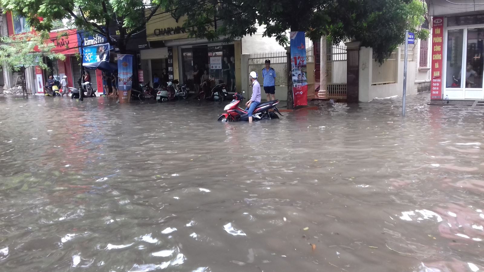 meo quan trong ai cũng phai biet khi di qua doan duong ngap nuoc