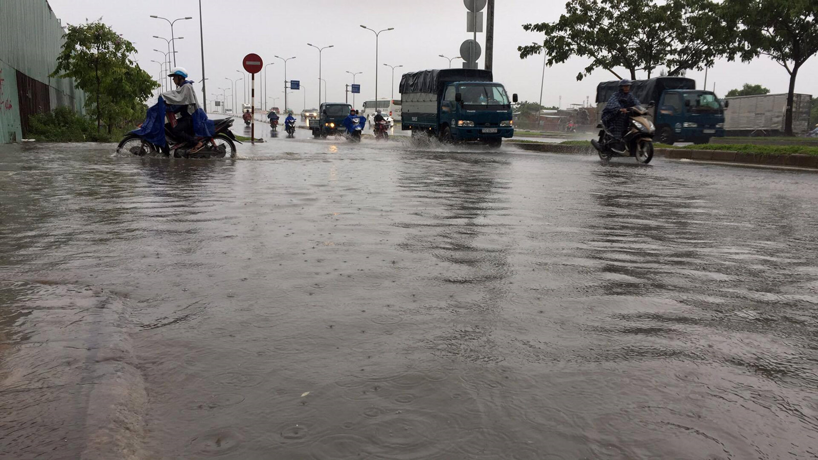 meo quan trong ai cũng phai biet khi di qua doan duong ngap nuoc