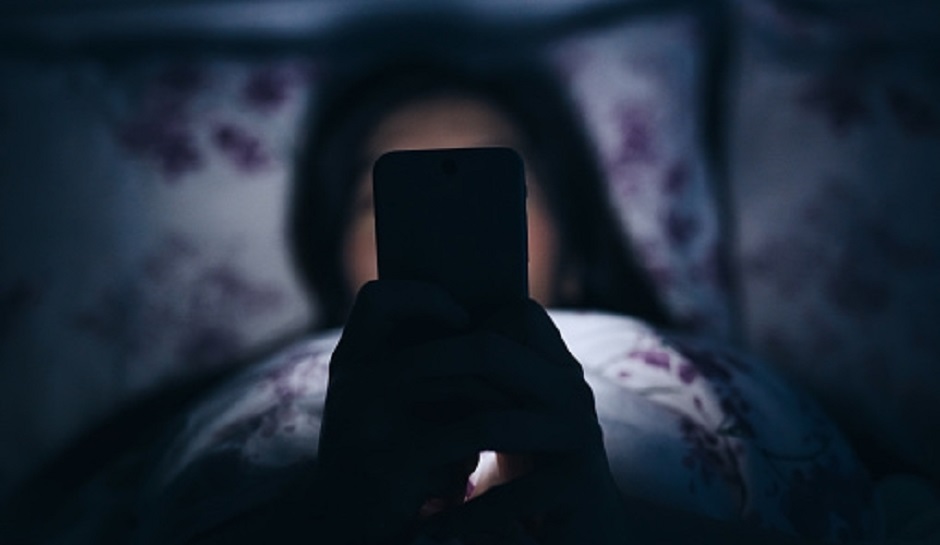 dung smartphone vao dem khuya co the dan den tram cam 