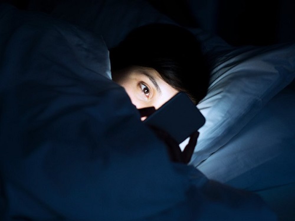 dung smartphone vao dem khuya co the dan den tram cam 