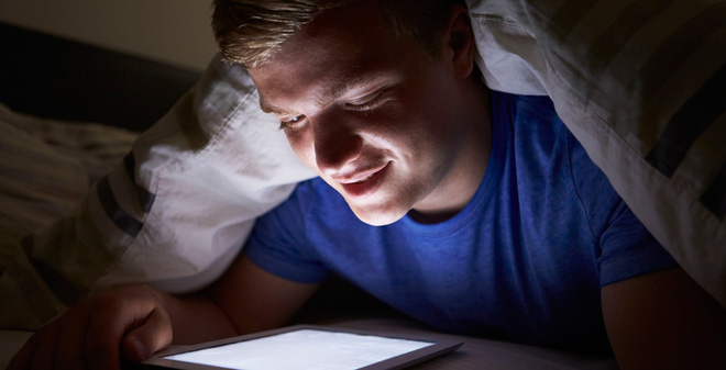 dung smartphone vao dem khuya co the dan den tram cam 