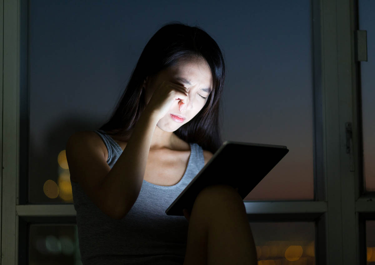 dung smartphone vao dem khuya co the dan den tram cam 