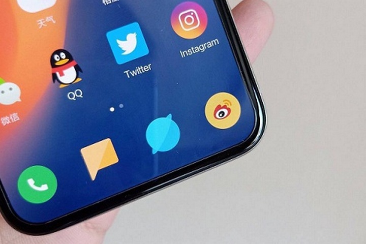 xiaomi mi 8 lo dien may quet van tay duoc gan o mat sau