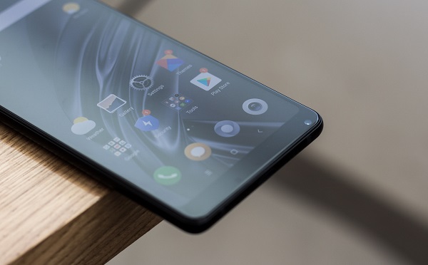 xiaomi mi 8 lo dien may quet van tay duoc gan o mat sau