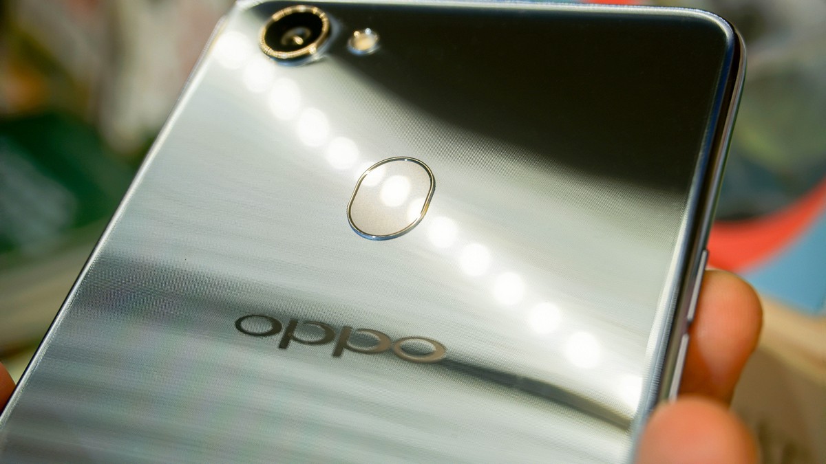 on dinh o trung cap, oppo chuyen huong tranh gianh mieng banh cao cap voi apple va samsung