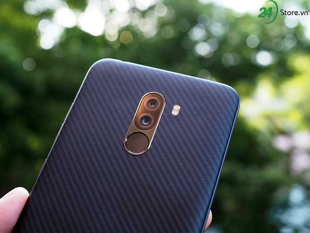 mặt sau pocophone f1