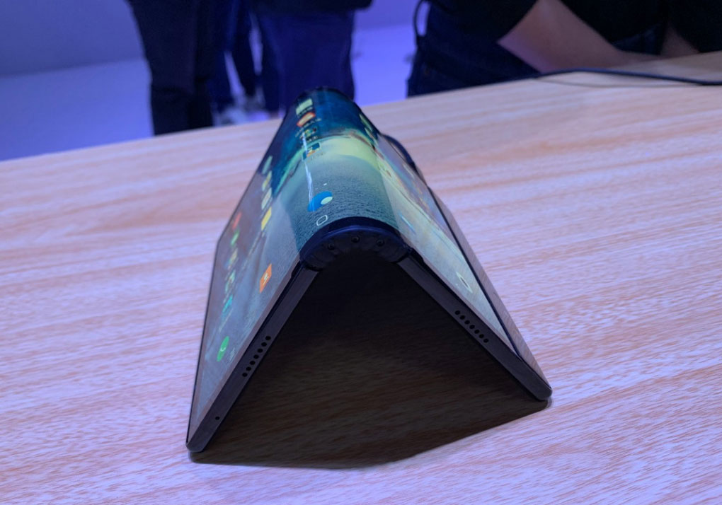 da co smartphone man hinh gap dau tien tren the gioi