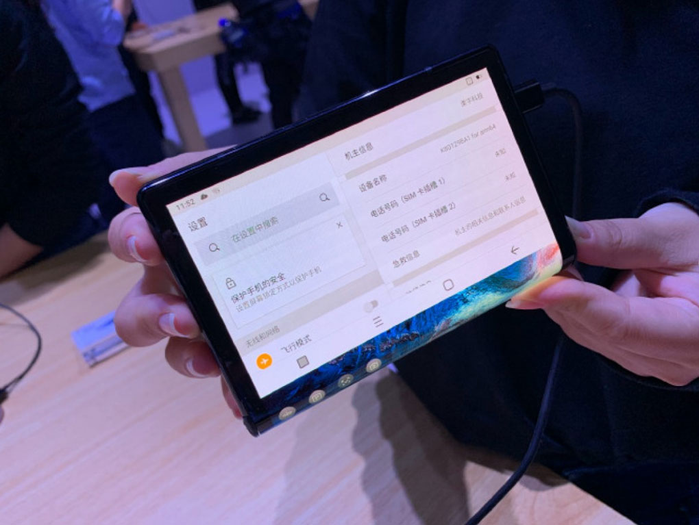 da co smartphone man hinh gap dau tien tren the gioi