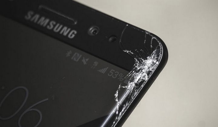 ne su dung smartphone man hinh vo khong