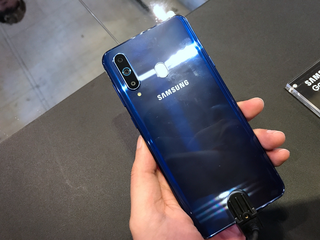 Galaxy A8s chính thức ra mắt: chip Snapdragon 710, màn hình nốt ruồi, 3 camera sau samsung galaxy a8s chinh thuc ra mat