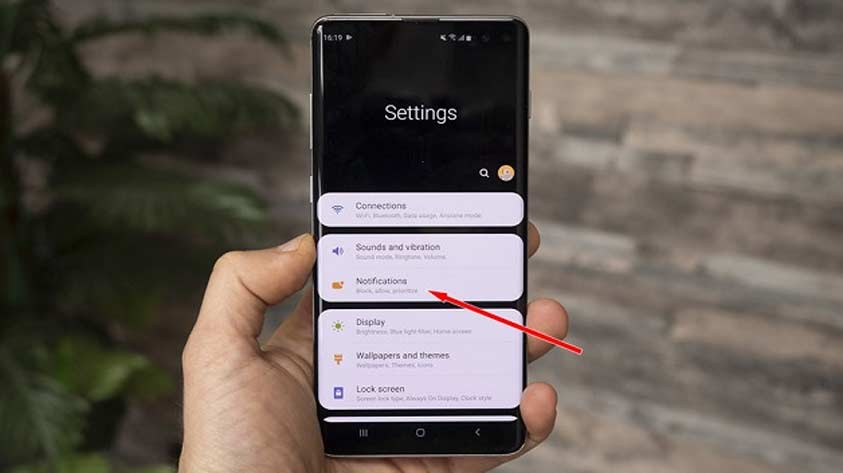 Bước 1 hiển thị phần trăm pin trên Galaxy S10/S10+ hay Galaxy S10e