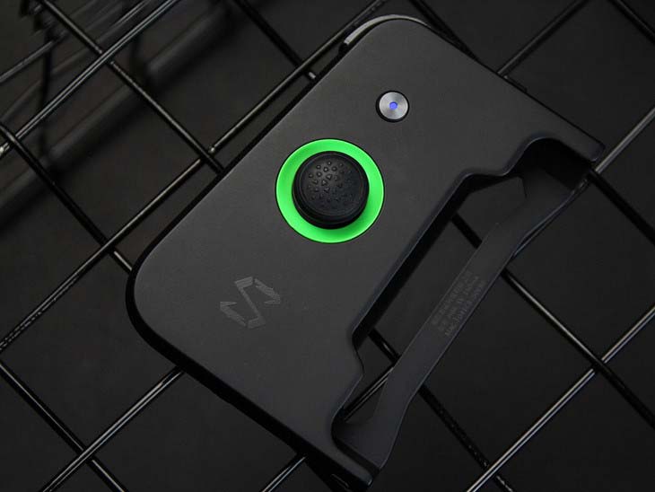 Black Shark có tay cầm chơi game