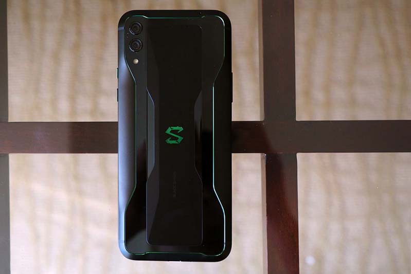 ngoại hình mi 9 và black shark 2 so sanh xiaomi mi 9 voi black shark 2 nen mua may nao hinh 2