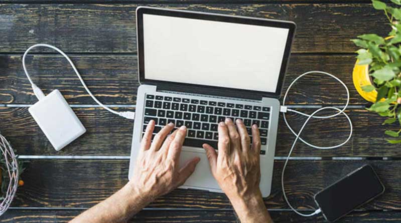 sạc thông qua máy tính cá nhân hoặc máy tính bàn