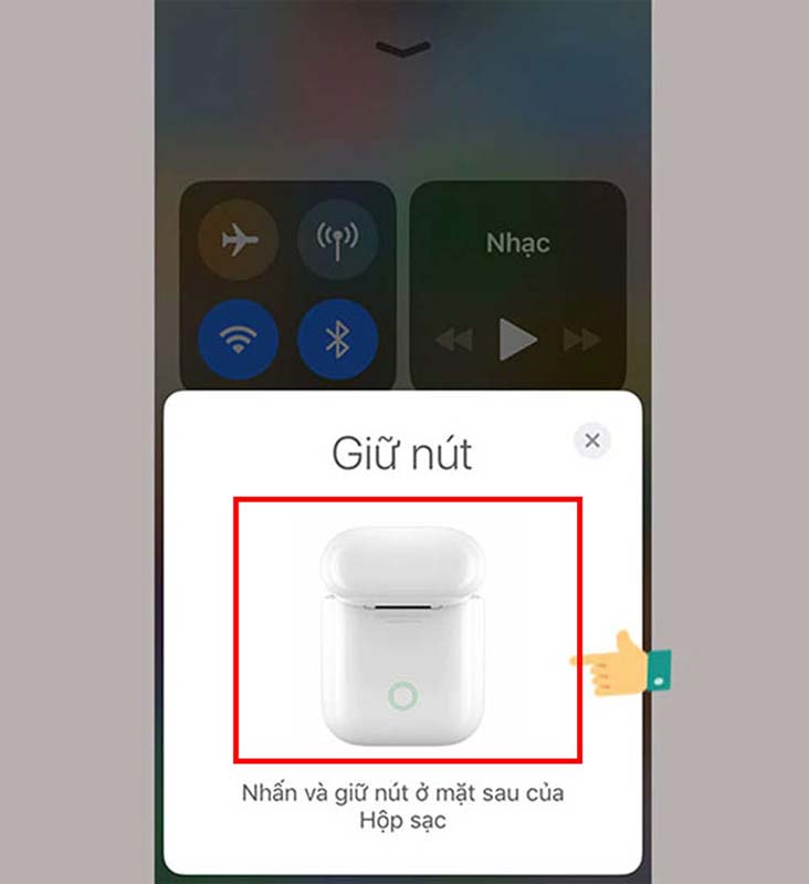 Giữ vào nút trên mặt lưng của hộp Airpods