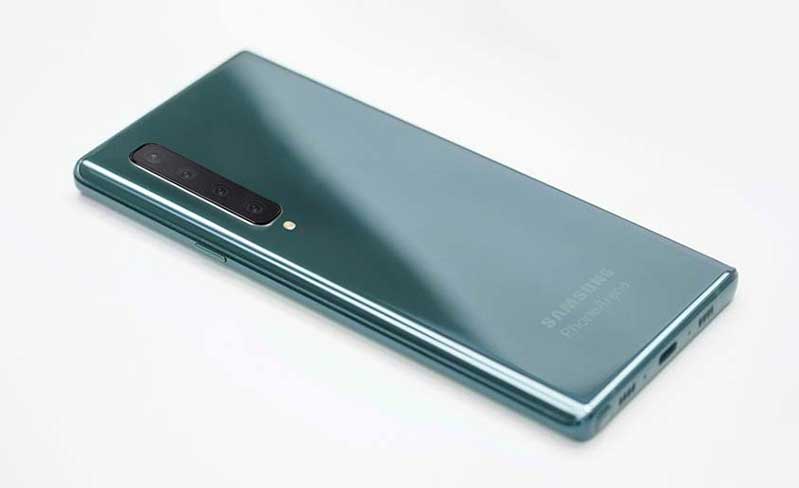 Camera lồ ra và nằm chính giữa