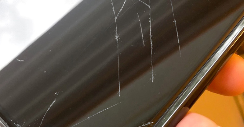 màn hình trầy xước nghiêm trọng trên iphone 11