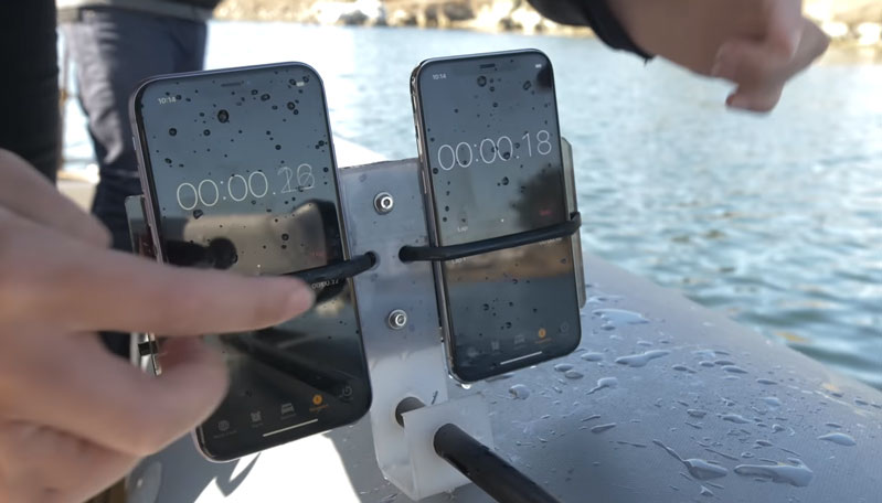 test khả năng chống nước trên iphone 11 và 11 pro