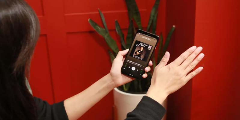 Phần mềm và giao diện người dùng: Cả hai đều sở hữu cử chỉ và nhận diện khuôn mặt