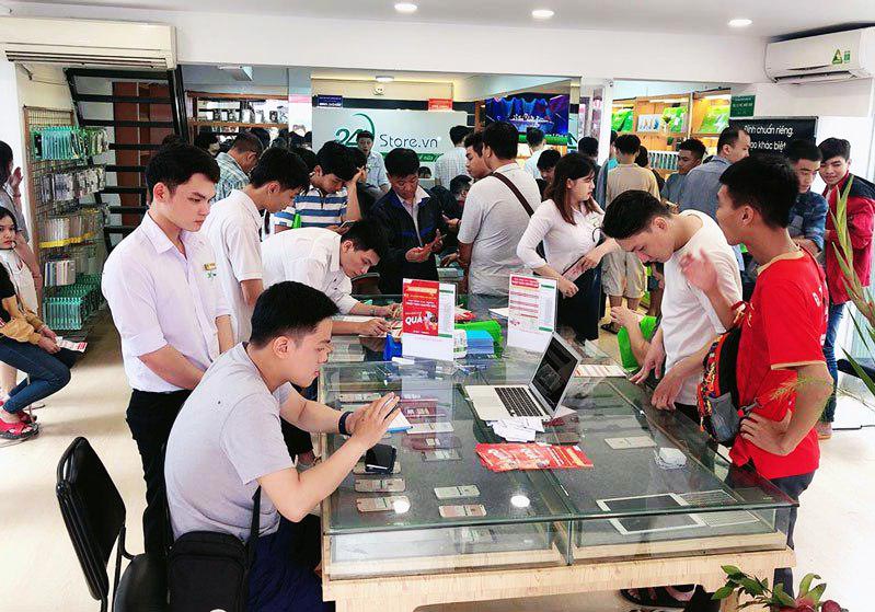 khách đến mua hàng tại 24hStore