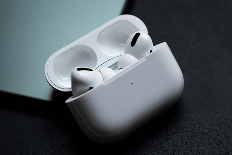Thứ 4: Thiết kế hộp đựng Airpods Pro hơi khó lấy