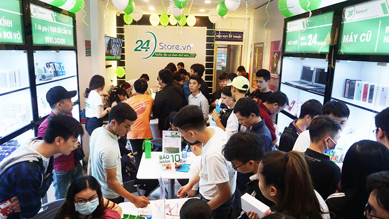 khách hàng an tâm lựa chọn mua iphone tại 24hstore
