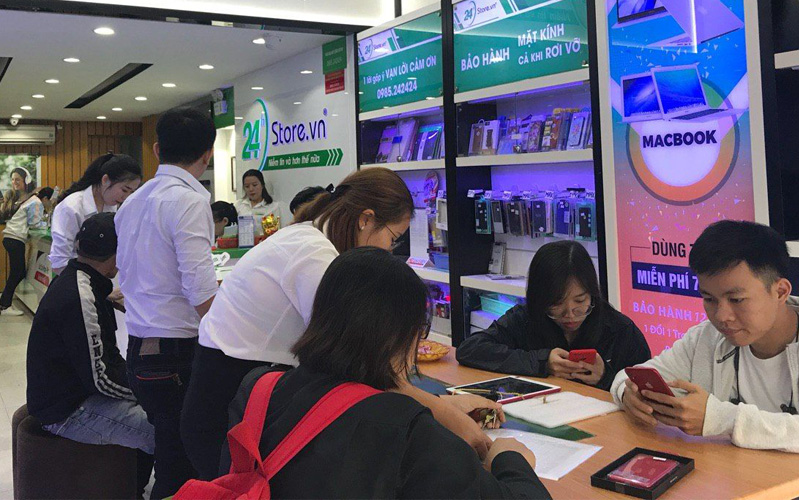 khách hàng mua iphone 8 256gb cũ tại 24hStore