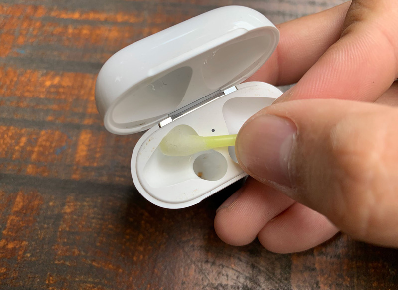 vệ sinh phần vỏ sạc của máy