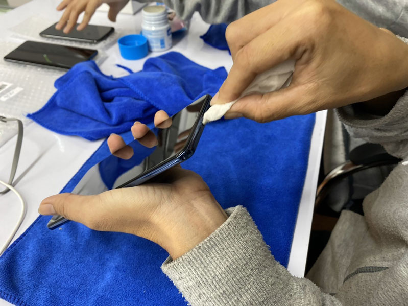 Sử dụng cồn sát khuẩn để vệ sinh