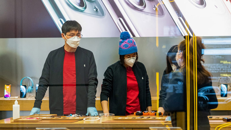 Vệ sinh điện thoại giúp phòng dịch tốt hơn đeo khẩu trang