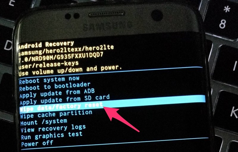 Sau khi khởi động vào Chế độ khôi phục, hãy chọn Xóa dữ liệu / khôi phục cài đặt gốc. lam the nao de mo khoa dien thoai android don gian nhat khi bi khoa mat khau hinh anh 3
